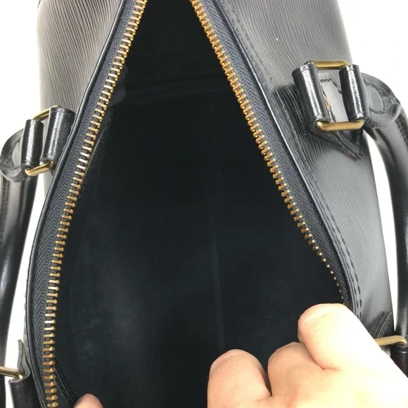 Authentic Louis Vuitton Epi black leather Speedy bag - Picture 9 of 16